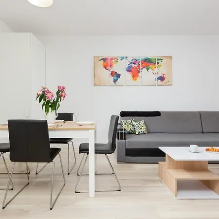 Center Hoza By Renters شقة وارسو